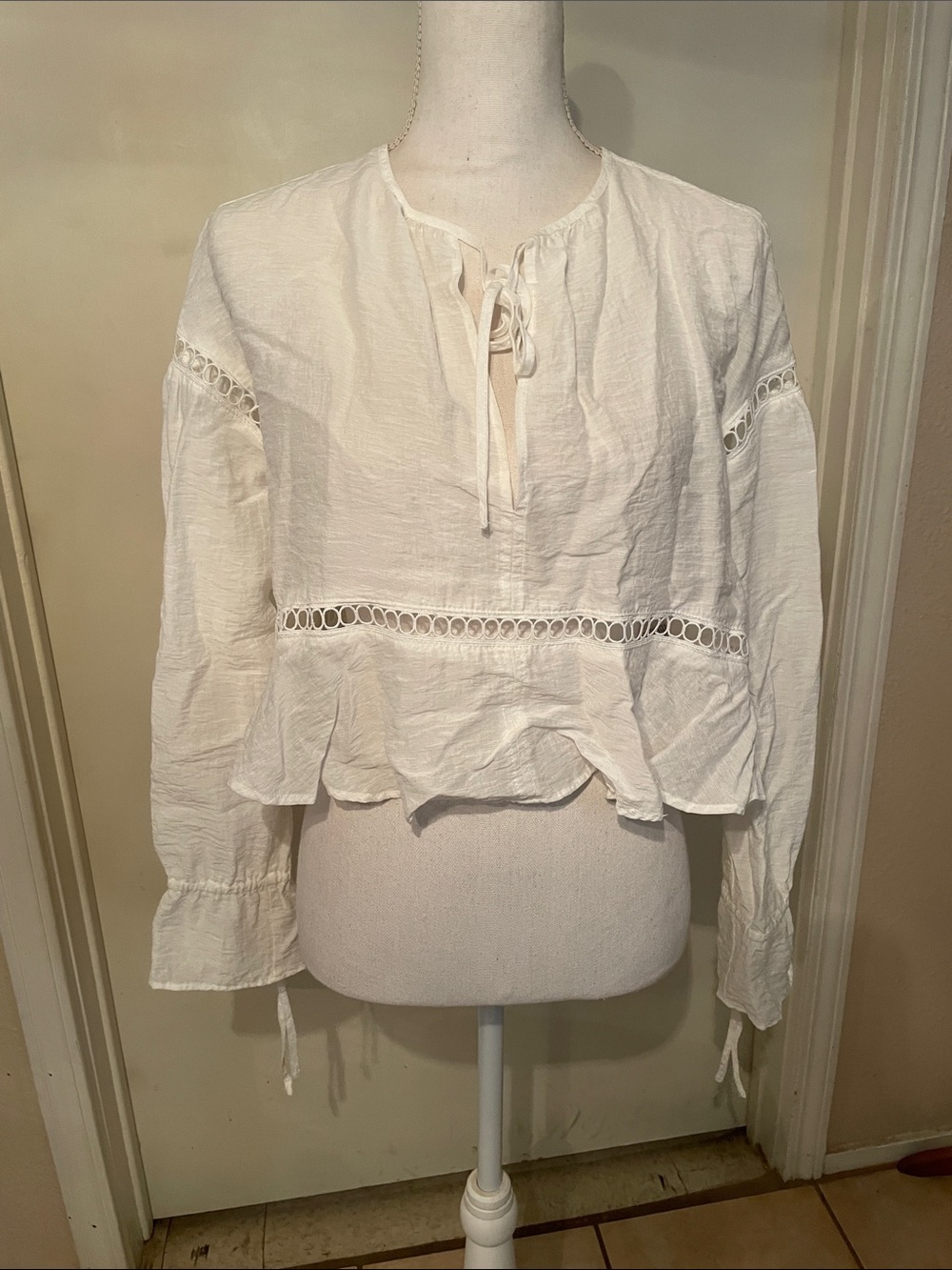 “Divided H&M” Women's White Lace-Trim Peasant Blouse!